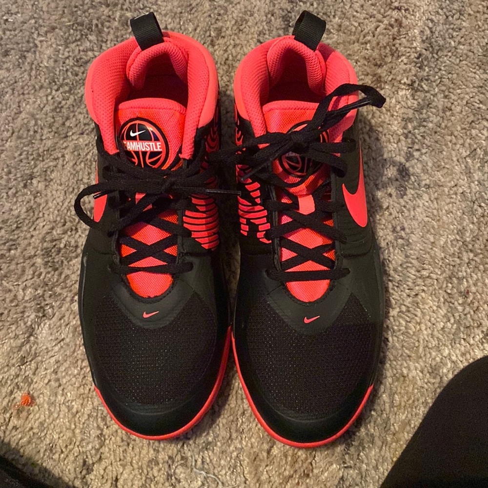 Nike Child Team Hustle Grade School Basketball Shoe